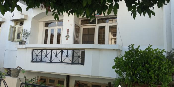 2 BHK Flat for Sale of Built-up 930 Sq.ft in Vasant Apartments Sector 14 Gurgaon by UTSAV SAXENA 2 BHK Flat for Sale of Built-up 930 Sq.ft in Vasant Apartments Sector 14 Gurgaon by UTSAV SAXENA